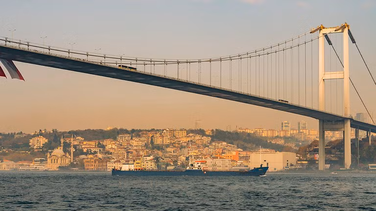 Nếu bị đóng cửa, eo biển Bosphorus sẽ là bức tường ngăn cách, khiến toàn bộ biển Đen chỉ còn là chiếc "ao làng", các loại tàu thuyền cả quân sự lẫn thương mại sẽ không có đường ra Địa Trung Hải cũng như Đại Tây Dương.