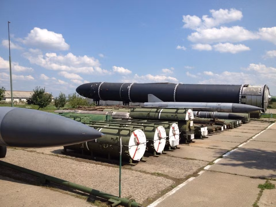 Tháng 11/1984, tên lửa UR-100UTTKh mang đầu đạn phát tín hiệu được phóng từ Polotsk và truyền lệnh tới hầm chứa tên lửa đạn đạo RS-20 (SS-18 Satan) ở Baikonur. Quả RS-20 này đánh trúng trúng mục tiêu ở trường bắn Kura, trên bán đảo Kamchatka.