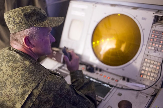 Hệ thống Perimeter hoàn toàn tự động mà không cần bất kỳ sự can thiệp nào từ con người. Quyết định phóng tên lửa được thực hiện bởi cơ chế kiểm soát tự động ứng dụng trí thông minh nhân tạo phức tạp.