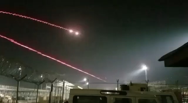 Pháo Vulan 20 mm của C-RAM đạt tầm bắn tối đa 3,5 km, đủ sức bảo vệ khu vực rộng 1,3 km2 quanh trận địa, có thể vận hành hoàn toàn tự động hoặc theo lệnh từ kíp điều khiển. C-RAM sử dụng đạn vạch đường tự hủy (MPT-SD) M-940 với cơ chế tự hủy ở khoảng cách nhất định để tránh gây thiệt hại ngoài ý muốn cho khu dân cư lân cận. Một tổ hợp C-RAM có thể nã 4.500 viên đạn mỗi phút, tạo lưới lửa dày đặc để tiêu diệt mục tiêu đang bay tới.