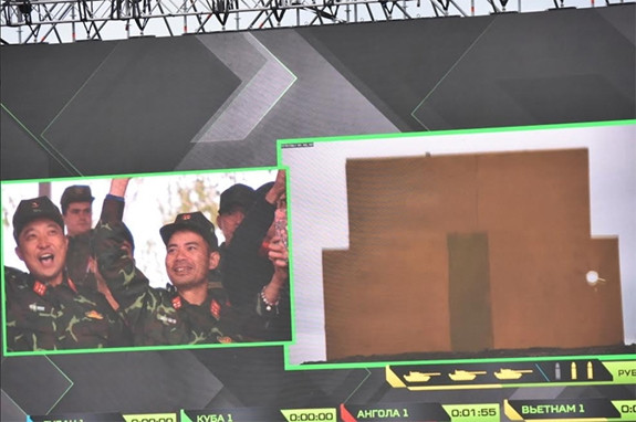 Các cổ động Việt Nam vui mừng với phát bắn trúng mục tiêu của đội nhà.