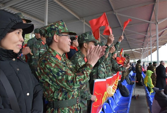 Trong vòng đấu loại, kíp xe phải vượt qua 9 vật cản bao gồm: Dích dắc, sông cạn, dốc cao, hào chống tăng, bãi mìn, cầu vệt bằng, vật cản gồ ghề, vách đứng, vách nghiêng. Trong quá trình hành tiến, kíp xe phải bắn các mục tiêu ở cự ly khác nhau tùy loại vũ khí. Pháo bắn ở cự ly 1600m, 1700m và 1800m, súng máy PKT bắn ở cự ly 700m và súng phòng không 12,7mm bắn ở cự ly 900m. Ảnh: Nhiệt tình cổ vũ đội nhà hết mình bất chấp trời mưa rét ở thao trường.