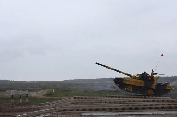 Hai kíp xe tiếp theo của Đội tuyển Xe tăng sẽ đua tài vào ngày mai (6-8) và ngày 8/8. Theo quy chế cuộc thi, đội tuyển nào có tổng thời gian của 3 kíp ngắn nhất sẽ được lọt vào vòng bán kết. Ảnh: Vượt vật cản trên đường đua.