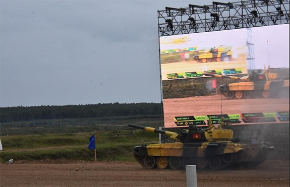 Theo Đại tá Phan Hải Long, Phó tham mưu trưởng Binh chủng Tăng Thiết Giáp, kíp xe của Đội tuyển đã nỗ lực thi đấu với tinh thần quyết tâm cao. Toàn đội tuyển sẽ rút kinh nghiệm trong ngày thi đấu đầu tiên để chuẩn bị cho hai ngày thi tiếp theo đạt kết quả tốt nhất. Ảnh: Chạy tốc độ sau khi vượt vật cản.