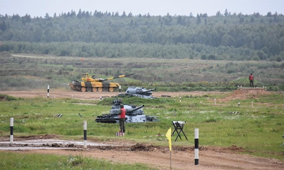 Kíp xe của Đội tuyển Việt Nam trên đường đua.