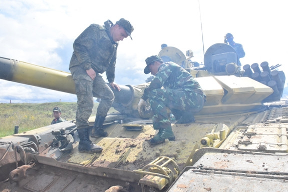Sĩ quan người Nga, từng phiên dịch cho Đội Xe tăng QĐND Việt Nam năm ngoái, năm nay lại tiếp tục làm nhiệm vụ này, khen đội Việt Nam có khả năng học hỏi nhanh, rút kinh nghiệm và áp dụng trong thực hiện nhiệm vụ. Đặc biệt, đội tuyển đã rút kinh nghiệm từ những lỗi mắc phải năm ngoái nên năm nay khả năng sẽ đạt kết quả tốt hơn. Sĩ quan phiên dịch người Nga chia sẻ rằng anh cảm nhận rõ ý chí quyết tâm và khát khao chiến thắng của Đội tuyển Xe tăng Việt Nam. Ảnh: Chuyên gia LB Nga hỗ trợ Đội tuyển Xe tăng QĐND Việt Nam hiệu chỉnh vũ khí trang bị.