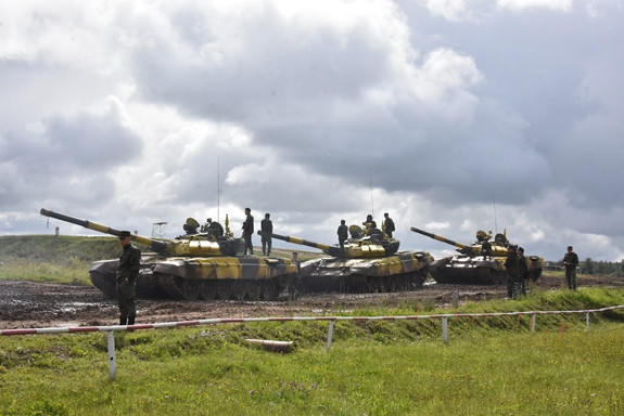 Ngay sau khi nhận được 3 xe tăng T-72 B3 của nước chủ nhà LB Nga, Đội tuyển Xe tăng QĐND Việt Nam đã nhanh chóng tiếp cận và làm quen khí tài nhằm chuẩn bị tốt nhất cho các ngày thi đấu. Ảnh: Đội tuyển Xe tăng Việt Nam đang hiệu chỉnh, kiểm tra trang bị. (Ảnh: Mỹ Hạnh)