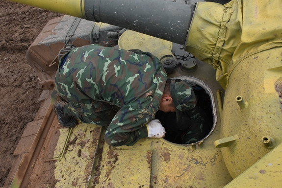 Ngay khi vừa tới thao trường, toàn đội khẩn trương ai vào việc nấy theo phân công, tiếp nhận vũ khí, đạn dược, vận hành xe và bắn thử. Thời tiết mùa hè ở khu vực Moscow của Nga đang có những đợt lạnh bất thường, có khi xuống 8 độ về đêm. Thao trường Galovinoki lầy lội, lúc nắng lúc mưa, nhiệt độ lạnh khoảng 12-13 độ, nhưng không hề khiến tinh thần thực hiện nhiệm vụ của toàn đội giảm sút. Ảnh: Một số hình ảnh về Đội tuyển Xe tăng QĐND Việt Nam kiểm tra trang thiết bị tại thao trường Galovinoki.