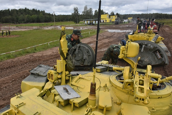 Việc bắn chính xác từ phát đạn đầu tiên có ý nghĩa cổ vũ tinh thần thi đấu quan trọng cho toàn đội, khích lệ các kíp sau thi đấu có kết quả cao hơn. Trong thi đấu, mỗi pháo thủ sẽ phải thực hiện bắn ở các cự li khác nhau tùy theo loại vũ khí: Pháo bắn ở cự li 1600-1800m, súng máy PKT bắn ở cự li 700m và súng phòng không 12 li 7 bắn ở cự li 900m.