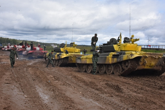 Tranh thủ ăn bữa trưa gọn, nhẹ ngay giữa thao trường, toàn đội chỉ nghỉ ít phút rồi cả đội lại tiếp tục thực hiện nhiệm vụ. Từ chỉ huy cho tới các thành viên tổ bảo đảm, các kíp xe gồm trưởng xe, pháo thủ và lái xe, đều miệt mài trên thao trường với tinh thần quyết tâm làm chủ khí tài, chuẩn bị tốt nhất cho cuộc thi đấu vòng loại.