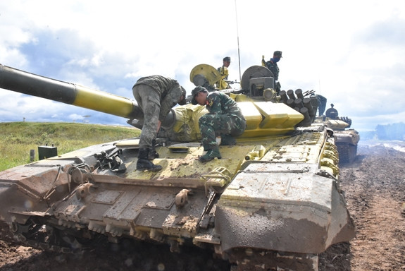 Các nội dung của môn thi Xe tăng hành tiến bắn mục tiêu không hề đơn giản, với bài vượt 9 vật cản bao gồm: Dích dắc, sông cạn, dốc cao, hào chống tăng, bãi mìn, cầu vệt bằng, vật cản gồ ghề, vách đứng, vách nghiêng. Mỗi vật cản có độ khó khác nhau, có những vật cản đòi hỏi bản lĩnh thi đấu của kíp xe mới dám vượt qua như sông cạn, vách đứng, đó là phải “dám chạy” và bảo đảm tốc độ. Đó là chưa kể vừa hành tiến, vừa phải bắn trúng các mục tiêu theo cự li quy định.