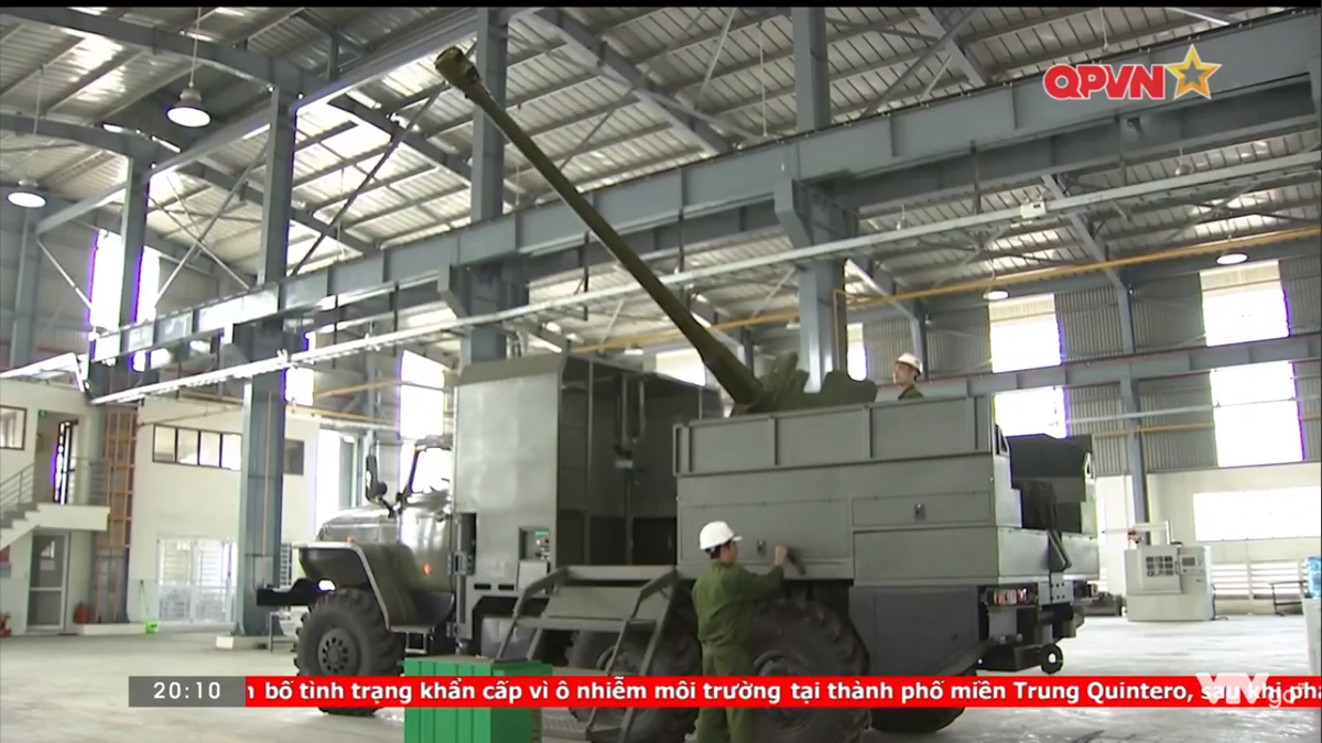 Chưa dừng ở đó mới đây trong chương trình "Thời sự Quốc phòng" tối 31/7 trên kênh QPVN, một sản phẩm pháo tự hành mới của công nghiệp quốc phòng Việt Nam đã được giới thiệu. Đó là pháo 85mm trên khung gầm xe bánh lốp đặc chủng Ural-4320 mà nhiều khả năng là do Nhà máy Z751 chế tạo. Nguồn ảnh: QPVN.