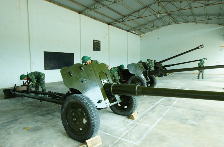 Pháo D-44 85mm là loại pháo dã chiến cấp sư đoàn do Liên Xô thiết kế và chế tạo từ năm 1943 và từng được sử dụng trong nhiều cuộc chiến trên thế giới trong đó có Chiến tranh Việt Nam. Dù có thể được sử dụng như một loại vũ khí đa năng thế nhưng D-44 vẫn được biết tới nhiều nhất vẫn trong vai trò như một mẫu pháo chống tăng. Nguồn ảnh: Quân khu 7.