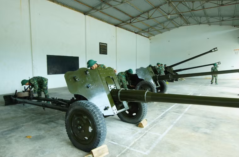 Pháo D-44 85mm là loại pháo dã chiến cấp sư đoàn do Liên Xô thiết kế và chế tạo từ năm 1943 và từng được sử dụng trong nhiều cuộc chiến trên thế giới trong đó có Chiến tranh Việt Nam. Dù có thể được sử dụng như một loại vũ khí đa năng thế nhưng D-44 vẫn được biết tới nhiều nhất vẫn trong vai trò như một mẫu pháo chống tăng. Nguồn ảnh: Quân khu 7.