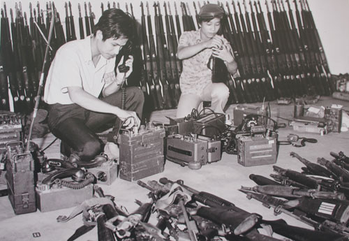 Thanh niên, sinh viên Sài Gòn thu nhặt vũ khí của quân ngụy vứt lại trên đường phố và phân loại giao cho quân giải phóng.