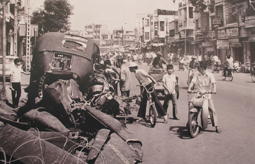 Sáng 30/4, trực thăng của chính quyền Sài Gòn chở sĩ quan ngụy chạy trốn bị bắn rơi trên đường Lý Thái Tổ, gần sứ quán Ấn Độ tại Sài Gòn.