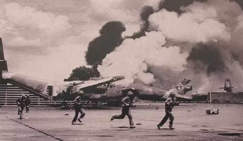 Triển lãm kết thúc vào ngày 25/5, nghệ sĩ nhiếp ảnh Đinh Quang Thành sẽ tặng Bảo tàng Phụ nữ Việt Nam toàn bộ số ảnh trong triển lãm. Ảnh: Chiến sĩ Quân đoàn 3 truy kích địch trong sân bay Tân Sơn Nhất.