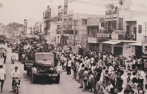 Nhân dân ở cầu Thị Nghè, cửa ngõ Thành phố Sài Gòn đón chào quân giải phóng.