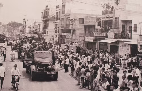 Nhân dân ở cầu Thị Nghè, cửa ngõ Thành phố Sài Gòn đón chào quân giải phóng.