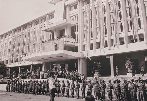 Ngày 7/5/1975, Ủy ban Quân quản Sài Gòn - Gia Định tổ chức lễ ra mắt công chúng tại Dinh Thống nhất và duyệt binh mừng chiến thắng.