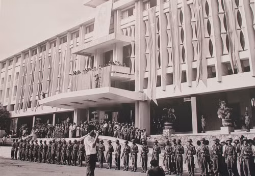 Ngày 7/5/1975, Ủy ban Quân quản Sài Gòn - Gia Định tổ chức lễ ra mắt công chúng tại Dinh Thống nhất và duyệt binh mừng chiến thắng.