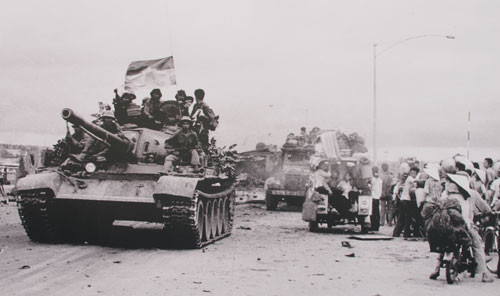 Triển lãm chia làm 4 phần với các nội dung: Hành trang đi chiến dịch, Giải phóng Huế - Đà Nẵng, Tiến về Sài Gòn, Đất nước trọn niềm vui. Mỗi tác phẩm là một câu chuyện bằng hình ảnh của một phóng viên chiến trường tái hiện chiến thắng lịch sử của cuộc Tổng tiến công và nổi dậy mùa Xuân 1975. Ảnh: Xe tăng của Lữ đoàn 203 tiến vào Sài Gòn trên sa lộ Biên Hòa - Sài Gòn.