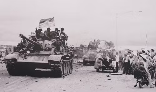 Triển lãm chia làm 4 phần với các nội dung: Hành trang đi chiến dịch, Giải phóng Huế - Đà Nẵng, Tiến về Sài Gòn, Đất nước trọn niềm vui. Mỗi tác phẩm là một câu chuyện bằng hình ảnh của một phóng viên chiến trường tái hiện chiến thắng lịch sử của cuộc Tổng tiến công và nổi dậy mùa Xuân 1975. Ảnh: Xe tăng của Lữ đoàn 203 tiến vào Sài Gòn trên sa lộ Biên Hòa - Sài Gòn.