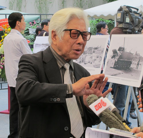 Gần 100 bức ảnh của nhà báo, nghệ sĩ nhiếp ảnh Đinh Quang Thành, nguyên phóng viên TTXVN đã được trưng bày tại triển lãm “Đường xuân chiến dịch 1975”, do Bảo tàng Phụ nữ Việt Nam phối hợp với Hội Nghệ sĩ nhiếp ảnh Việt Nam tổ chức khai mạc vào sáng 25/4, tại Hà Nội. Ảnh: Nhà báo, nghệ sĩ nhiếp ảnh Đinh Quang Thành.