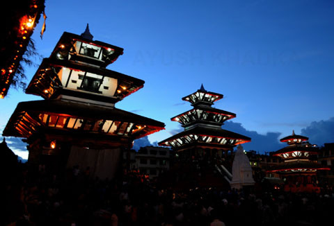 Khu đền chùa Basantapur nằm bên cạnh quảng trường trung tâm thành phố Kathmandu. Đây là một quần thể đền tháp Ấn giáo và các công trình ngày trước là cung điện với mái ngói trầm tối, lúc nào cũng đông nghịt du khách.