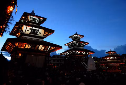 Khu đền chùa Basantapur nằm bên cạnh quảng trường trung tâm thành phố Kathmandu. Đây là một quần thể đền tháp Ấn giáo và các công trình ngày trước là cung điện với mái ngói trầm tối, lúc nào cũng đông nghịt du khách.