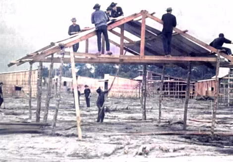 Để moi tin tình báo, "cán bộ xây dựng nông thôn" mị dân bằng cách làm nhà giúp dân.