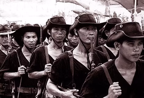 Một "đoàn cán bộ xây dựng nông thôn" về xã.