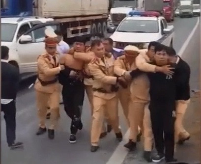 CSGT truy duoi chiec xe khong chap hanh hieu lenh, bo chay nhu phim hanh dong