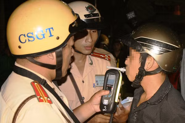 Tu 1/1/2020 di xe dap uong ruou bia cung bi xu phat