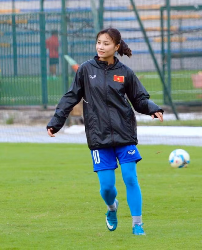 Trên sân, cô được đánh giá đa năng, có thể chơi ở nhiều vị trí khác nhau. Xuất thân là một trung vệ, nhưng nữ cầu thủ sinh năm 1995 có thể đá tốt cả hậu vệ phải, hậu vệ trái, tiền vệ phải lẫn tiền vệ phòng ngự. 9X hiện chơi ở vị trí trung vệ cho CLB bóng đá nữ Hà Nội. Ảnh: FBNV.