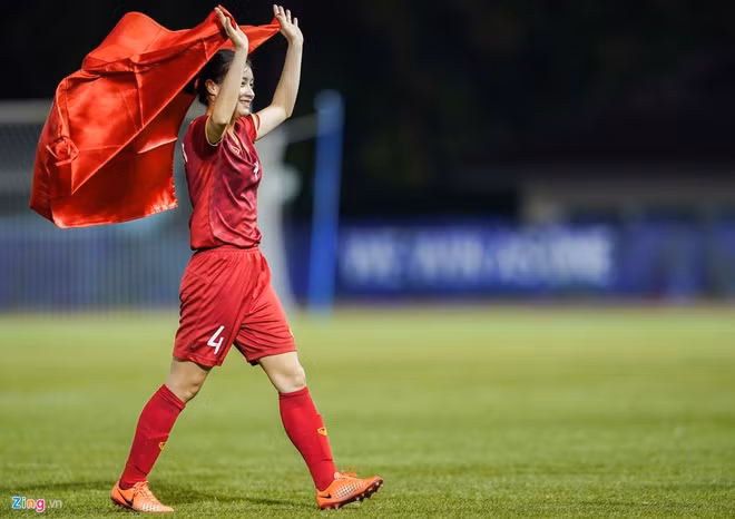  Hoàng Thị Loan (mang áo số 4) sinh năm 1995, Hà Nội là bóng hồng nổi bật trong đội tuyển bóng đá nữ Việt Nam. Tối 5/12, trong trận bán kết giữa bóng đá nữ Việt Nam và Philippines, cô thu hút sự chú ý của cộng đồng mạng nhờ vẻ ngoài xinh xắn, đáng yêu. Ảnh: Việt Linh.