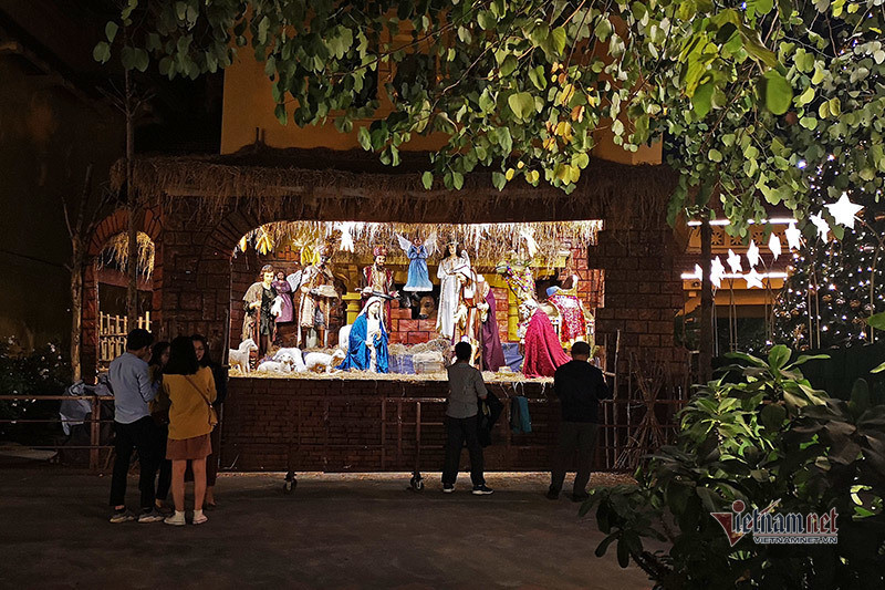 Tiểu cảnh đã hoàn thiện bên trong sân Nhà thờ Cửa Bắc chuẩn bị đón Giáng sinh.