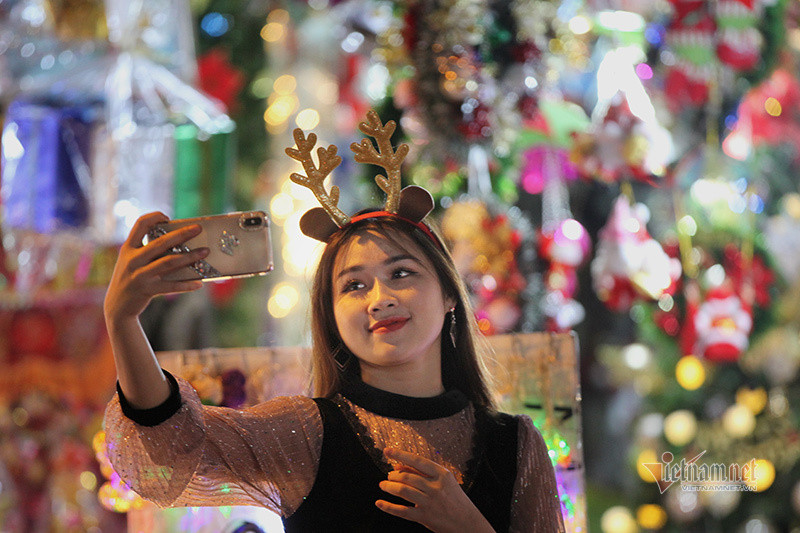 Thiếu nữ tranh thủ dịp này để chụp ảnh trên con phố đầy màu sắc này.