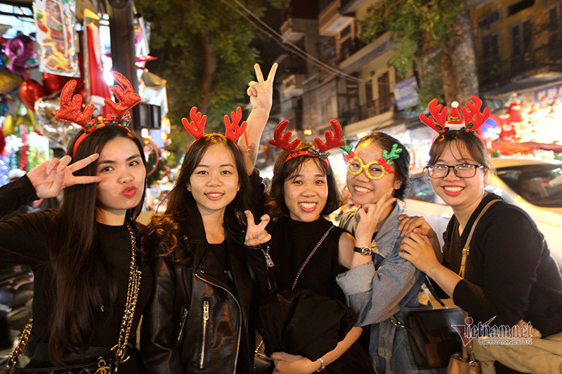 Phố Hàng Mã vào mùa Giáng sinh với đủ các mặt hàng phục vụ lễ Noel hôm nào cũng bán khá muộn. Theo chủ một cửa hàng kinh doanh trên phố Hàng Mã thì giá cả các mặt hàng đã tăng 10 đến 15% trong dịp cận Noel.