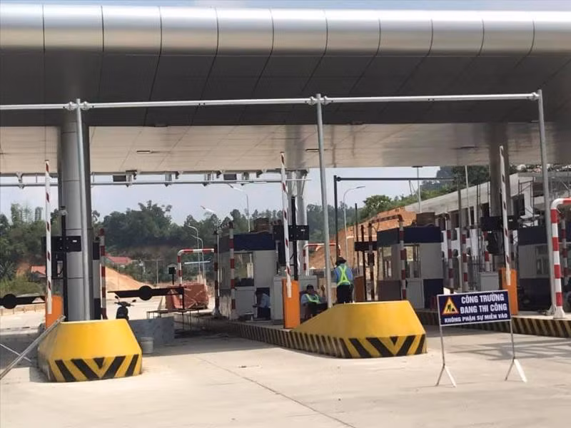 Trước đó, ngày 29/9, nhà đầu tư tổ chức lễ thông xe kỹ thuật cao tốc Bắc Giang - Lạng Sơn sau 2 năm thi công. Sau sự kiện, nhiều tài xế tìm cách lưu thông trên tuyến nhưng bị chặn lại với lý do mới "thông xe kỹ thuật" chứ chưa thông xe chính thức. (Ảnh: Plo)