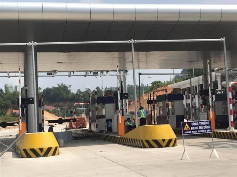 Trước đó, ngày 29/9, nhà đầu tư tổ chức lễ thông xe kỹ thuật cao tốc Bắc Giang - Lạng Sơn sau 2 năm thi công. Sau sự kiện, nhiều tài xế tìm cách lưu thông trên tuyến nhưng bị chặn lại với lý do mới "thông xe kỹ thuật" chứ chưa thông xe chính thức. (Ảnh: Plo)