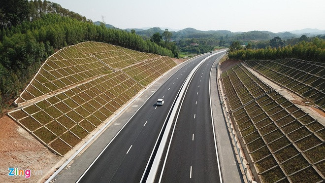 Theo công văn này, doanh nghiệp BOT xin được mở tạm tuyến cao tốc trong 20 ngày (5 đến 25/12) để đáp ứng nhu cầu vận chuyển hàng hoá, đi lại dịp cuối năm, đồng thời để người dân được kiểm tra đánh giá chất lượng công trình. (Ảnh: Zing)