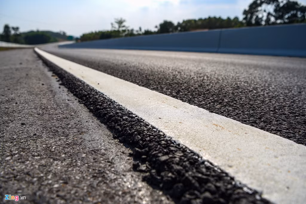 Tiếp đó, hội đồng này tổ chức kiểm tra và có thông báo ngày 15/11 yêu cầu nhà đầu tư tiếp tục hoàn thiện. Công ty BOT Bắc Giang - Lạng Sơn cho biết đã triển khai hoàn thiện, báo cáo Hội đồng tại văn bản ngày 20/11 để đảm bảo điều kiện nghiệm thu, đưa vào khai thác đúng theo kế hoạch. (Ảnh: Zing)