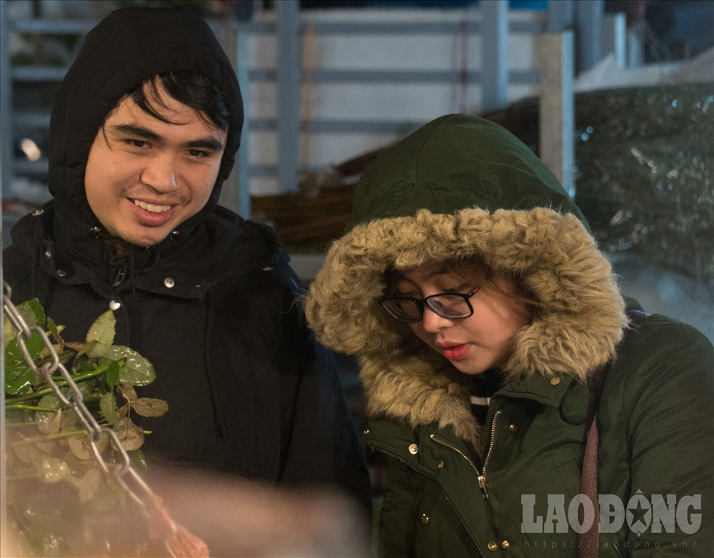 Các cặp đôi trẻ đến đây chơi, chọn lựa những loại hoa mình thích và cùng nhau thưởng thức không khí khác lạ của Hà Nội khi đêm xuống.