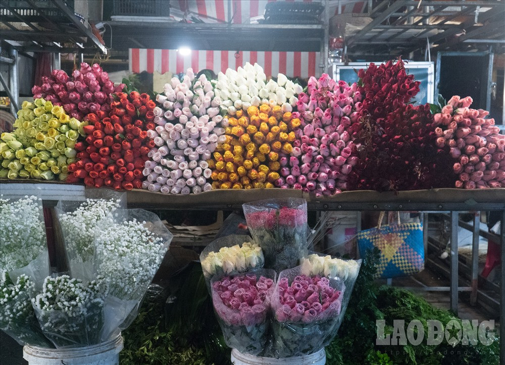 Nguồn hoa tươi được đưa về từ các nhà vườn vùng lân cận như: Tây Tựu, Đông Anh, Gia Lâm, Phúc Yên, Mê Linh… thậm chí còn mang về từ Sa Pa, Đà Lạt hay nhập khẩu từ nước ngoài để bảo đảm nguồn hoa chất lượng, phong phú.