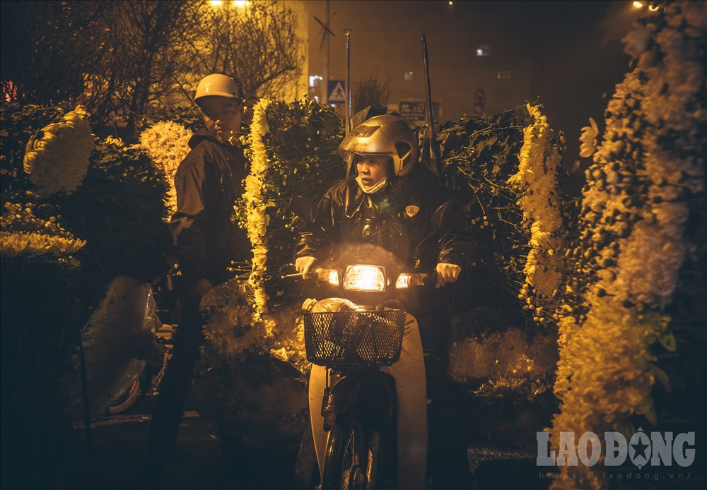 Sở dĩ gọi đây là “chợ không ngủ” vì khi màn đêm buông xuống, mọi người chìm trong giấc ngủ thì cũng là lúc chợ hoa Quảng Bá bắt đầu nhộn nhịp.