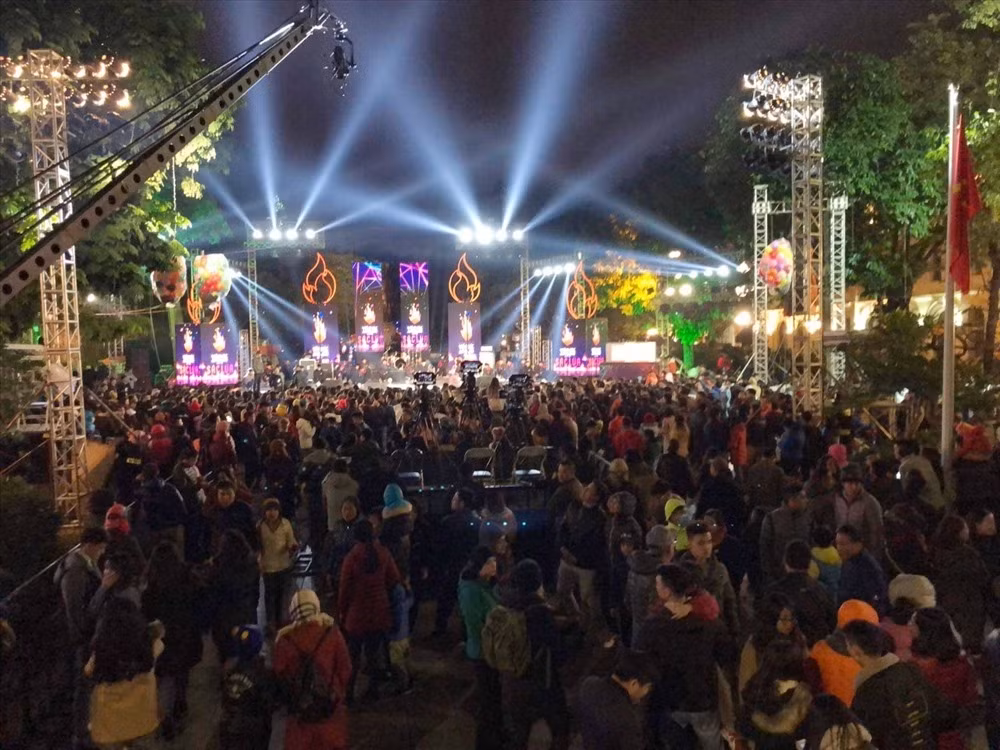 Tuy nhiên, vào đúng đêm 31.12, khu vực này sẽ rất đông đúc, bởi vậy nên lưu ý giữ gìn đồ đạc để tránh bị móc túi. Ảnh: LDO.