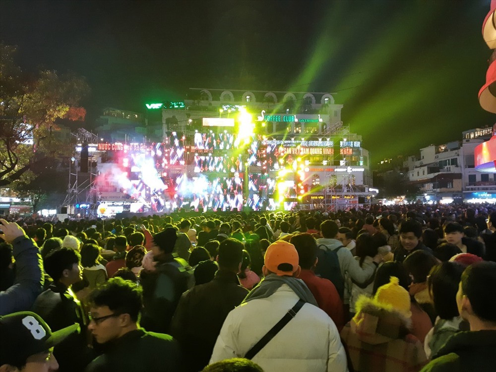 Đặc biệt, vào đêm ngày 31.12, tại khu phố đi bộ Hồ Gươm sẽ diễn ra các lễ hội đếm ngược để chào mừng Tết Dương lịch 2020. Tham gia lễ hội đếm ngược, bạn sẽ được hòa mình vào không gian âm nhạc đầy sôi động và màu sắc, không khí hứng khởi đón chào năm mới. Ảnh: LDO.