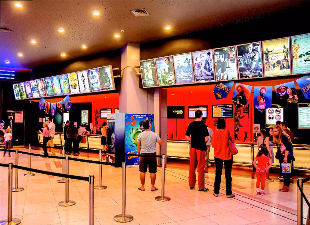 Nếu chưa biết đi đâu chơi, hãy cùng bạn bè, người yêu đến rạp và thưởng thức những bộ phim sâu sắc và ý nghĩa cũng là sự lựa chọn không tồi. Ảnh: TL.