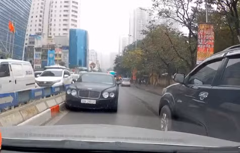 Tai xe lai Bentley chay nguoc chieu giua Ha Noi khien giao thong un tac la ai?